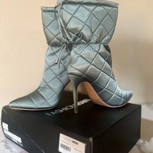 NWT FashionNova Keep it Civil Booties in Metallic Green size 9 quilted boots